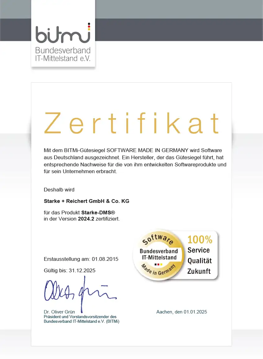 Lächelnde Frau am Arbeitsplatz im Büro