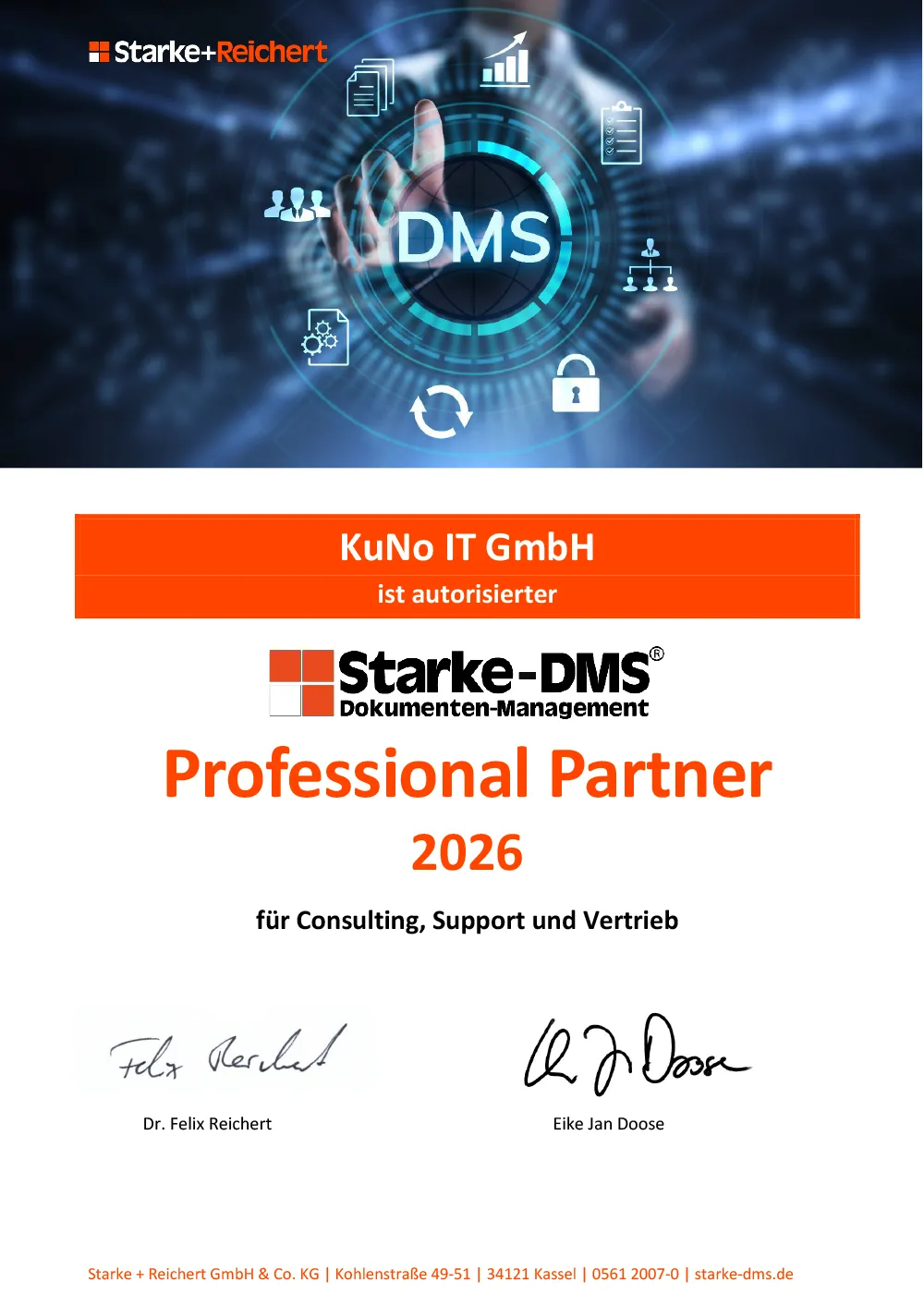 Lächelnde Frau am Arbeitsplatz im Büro